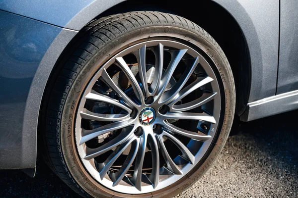 Close-up da roda de alumínio carro italiano Alpha Romeo aro — Fotografia de Stock