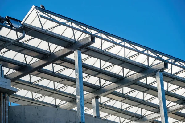 Painel solar no telhado e pássaro solitário no topo — Fotografia de Stock