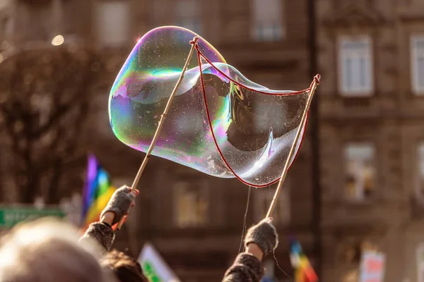 Ruce hrát s velkými bublinami mýdlové balónky — Stock fotografie