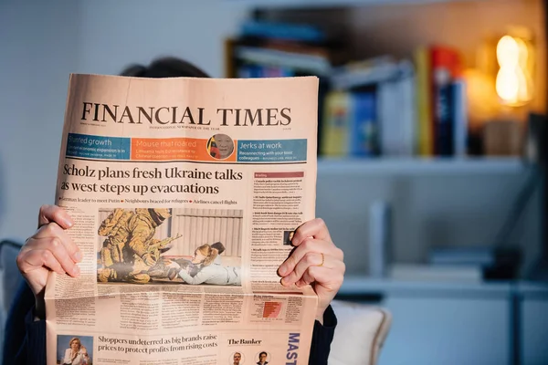 Mujer leyendo el periódico Financial Times con el titular de la portada Scholz — Foto de Stock