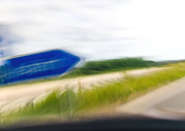 Vista distorsionada por un conductor durante los desplazamientos rápidos en la carretera — Foto de Stock