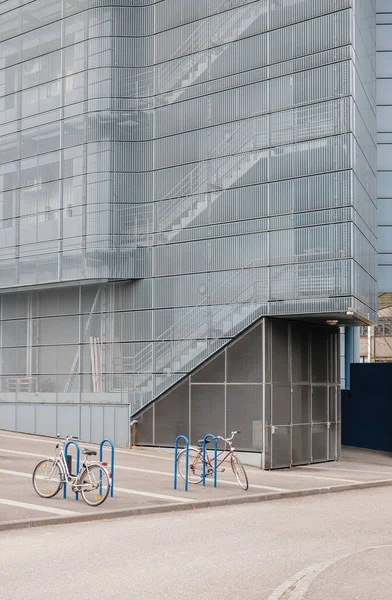 Вход в Супрамолекулярный научно-технический институт с припаркованным велосипедом перед велосипедом — стоковое фото