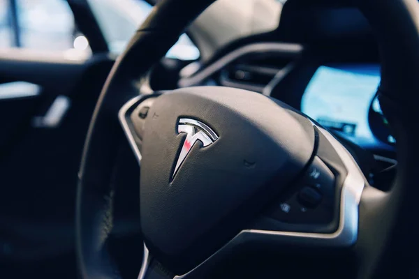 Steering wheel of a new Tesla Motors electric car — Stock Photo, Image