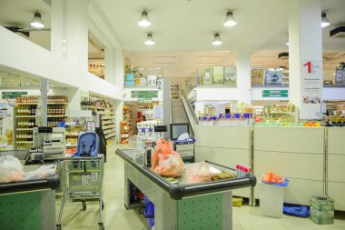 Tezgahta ve müşterisi olmayan boş bir süpermarket alanı.