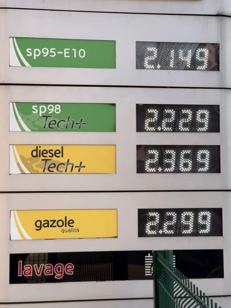 Italian Eni gas station with new prices at the pump exceeding all expectations — Stock Photo, Image