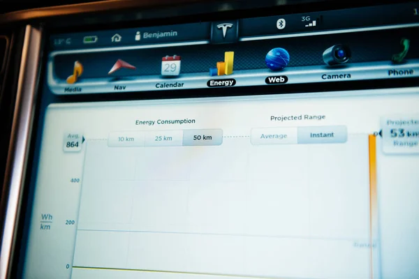 Меню нового електричного автомобіля Tesla з прогнозованим споживанням електроенергії та доступним діапазоном. — стокове фото