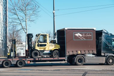 Büyük bir kargo kamyonu 7 ve 8 ton yer tasarruflu Hyster 'ı taşıyacak.