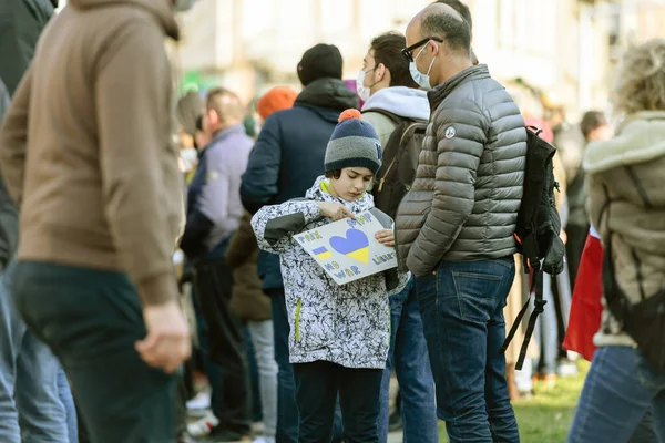 ウクライナとの戦争に連帯してロシア領事館の前に抗議する — ストック写真