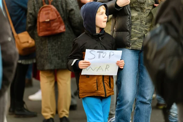 Protestera mot ryska konsulatet i solidaritet med ukrainarna och mot kriget — Stockfoto