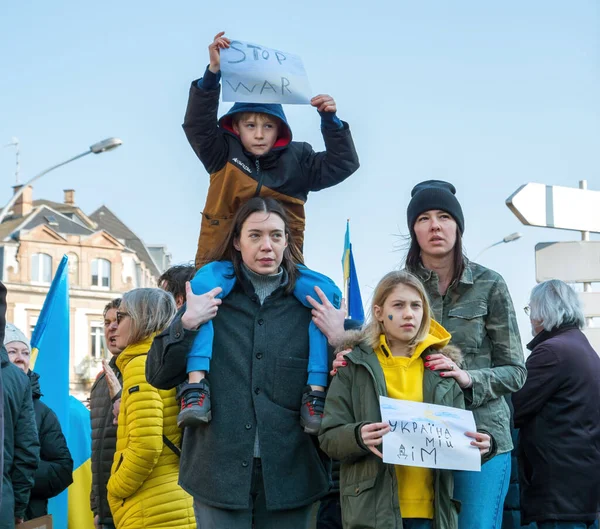 ウクライナとの戦争に連帯してロシア領事館の前に抗議する — ストック写真