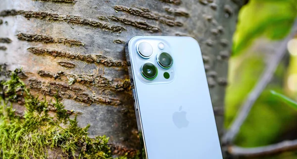 Macro shot van nieuwe triple camera op de iPhone 13 Pro professionele smartphone van Apple Computers — Stockfoto