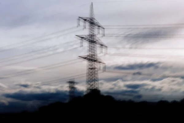 Vista desenfocada de gran pilar de alta tensión de electricidad — Foto de Stock