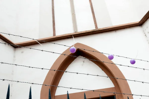Drut kolczasty z kilkoma ozdobami świątecznymi — Zdjęcie stockowe