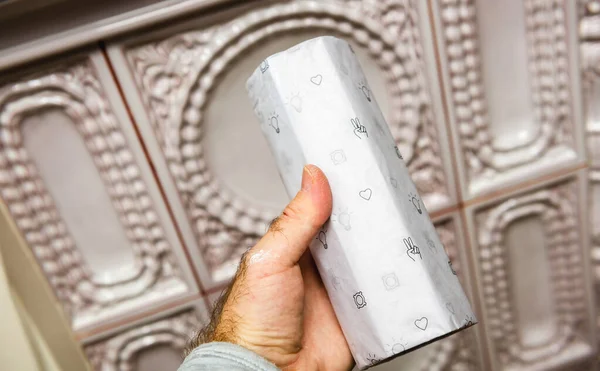 POV männliche Handhaltung verpackt mit speziellem Papier neue Leuchte von Wever und Ducre Licht — Stockfoto