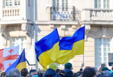 Rus Konsolosluğu 'nun Ukraynalılarla dayanışma içinde olmasını protesto etmek ve savaşa karşı çıkmak