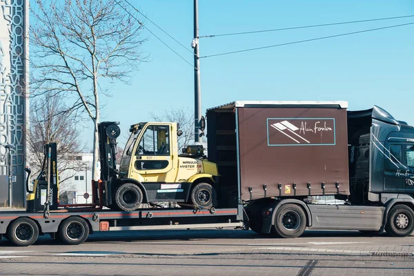 Μεγάλο φορτηγό μεταφοράς φορτίου που μεταφέρει οχυρά για εξοικονόμηση χώρου Hyster για ανελκυστήρες 7 και 8 τόνων — Φωτογραφία Αρχείου