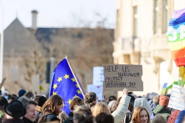 Ayúdenos a sobrevivir, protejan la pancarta del cielo ucraniano mientras cientos de manifestantes se reunieron frente al consulado ruso — Foto de Stock