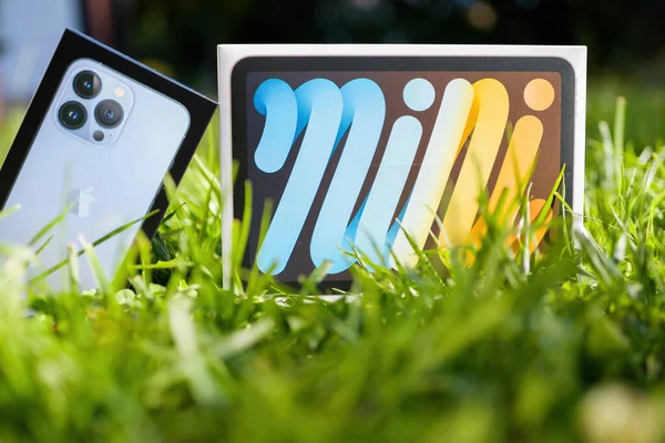 New iPad mini Pro and iphone 13 pro packages in the green garden grass — Stock Photo, Image