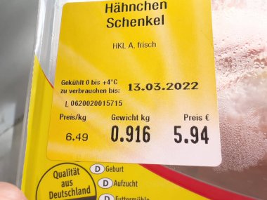 Plastik paketin dört organik biyoçiğ tavuk bacağı ve Almancadan 