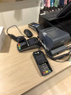 Giyim mağazasının kasasının yanındaki Ingenico Pos terminali.