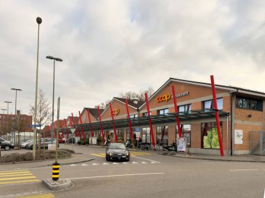 Merkez Basel 'deki Coop restoranında Alfa Rome marka bir araba neredeyse boş bir caddede sürüyordu.