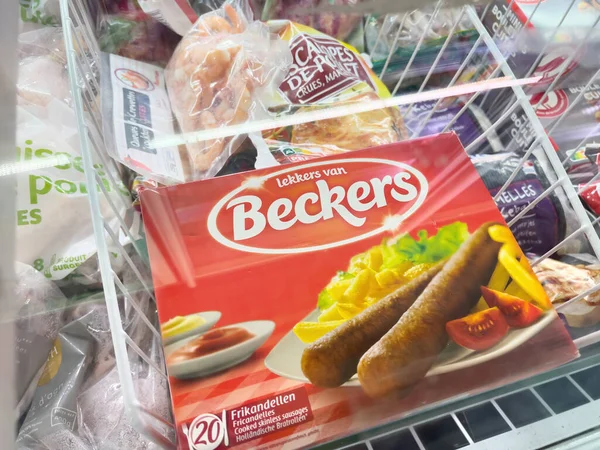 Bekijk in supermarkt koelkast van rood pakje met diepvries Lekkers Van Beckers frikandel uit Nederland — Stockfoto