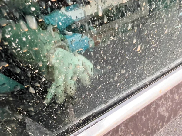 Imagen abstracta de la mano del bebé vista dentro del coche sucio del polvo del sahara —  Fotos de Stock