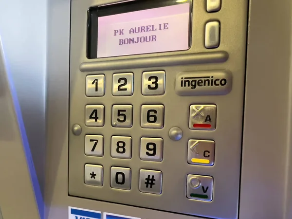 Ingenico keypad technology involved in secure electronic transactions. - modern metallic POS buttons with display. It is owned by Worldline — Stock Photo, Image