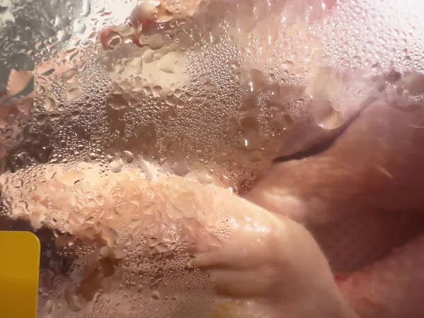Närbild av plastfolie med ekologisk biorå kyckling — Stockfoto