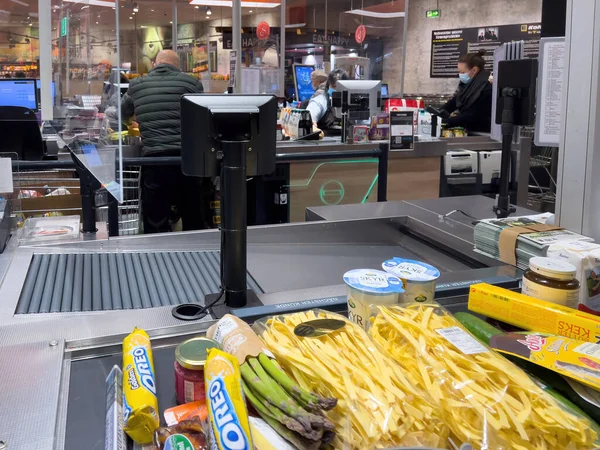 Süpermarkette hipermarkette tezgahın üzerinde kasiyer olmadan. — Stok fotoğraf