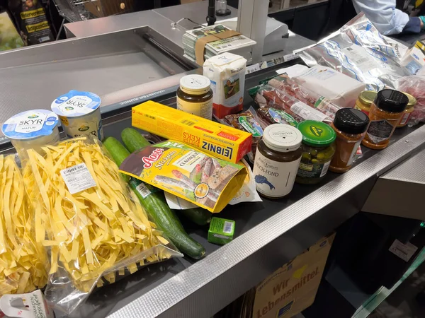 Dolci alimentari multipli frutta vegetale conserva sul bancone nell'ipermercato del supermercato — Foto Stock