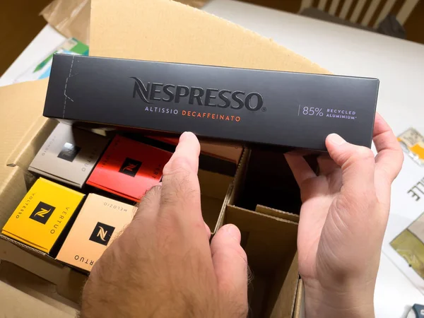 POV αρσενικό χέρι ξεπακετάρισμα ξεπακετάρισμα νέο κουτί Nespresso με Altissio Decaffeinato — Φωτογραφία Αρχείου