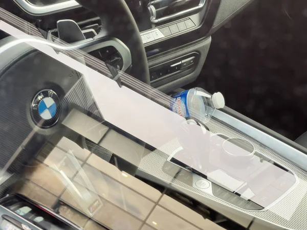 Ver interior eléctrico BMW coche con tapa de cuero volante —  Fotos de Stock