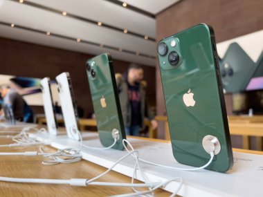 Apple SE 3 akıllı telefon, iPad Air 5 tableti, Mac Studio M1 Ultra ve yeni Stüdyo Ekranı satış açılışı sırasında