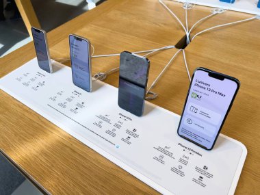 Apple SE 3 akıllı telefon, iPad Air 5 tableti, Mac Studio M1 Ultra ve yeni Stüdyo Ekranı satış açılışı sırasında