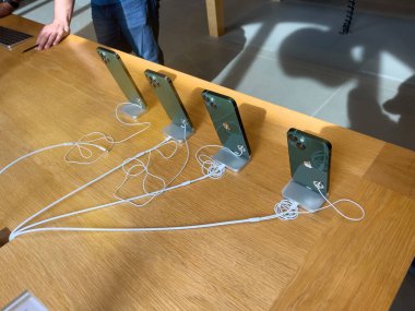 Apple SE 3 akıllı telefon, iPad Air 5 tableti, Mac Studio M1 Ultra ve yeni Stüdyo Ekranı satış açılışı sırasında