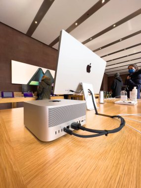 Apple SE 3 akıllı telefon, iPad Air 5 tableti, Mac Studio M1 Ultra ve yeni Stüdyo Ekranı satış açılışı sırasında