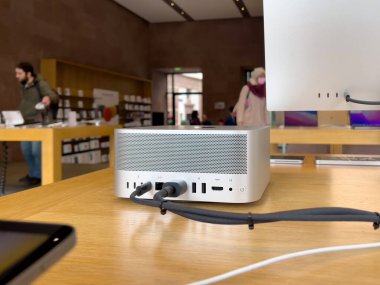 Apple SE 3 akıllı telefon, iPad Air 5 tableti, Mac Studio M1 Ultra ve yeni Stüdyo Ekranı satış açılışı sırasında
