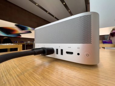 Apple SE 3 akıllı telefon, iPad Air 5 tableti, Mac Studio M1 Ultra ve yeni Stüdyo Ekranı satış açılışı sırasında