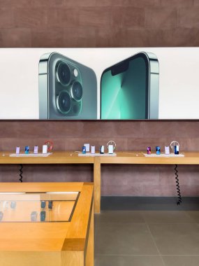 Apple Inc. Amirallik mağazasının satışları sırasında yeni gelişmiş alp yeşil iPhone 13 Pro range 5G reklamı.