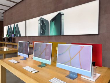 Apple Inc. Amirallik mağazasının satışları sırasında yeni gelişmiş alp yeşil iPhone 13 Pro range 5G reklamı.