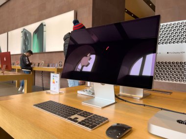 Apple SE 3 akıllı telefon, iPad Air 5 tableti, Mac Studio M1 Ultra ve yeni Stüdyo Ekranı satış açılışı sırasında