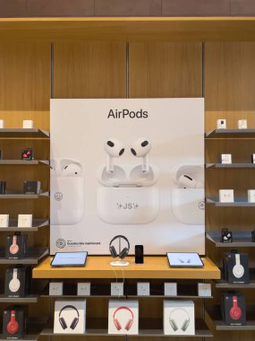 Apple SE 3 akıllı telefon, iPad Air 5 tableti, Mac Studio M1 Ultra ve yeni Stüdyo Ekranı satış açılışı sırasında