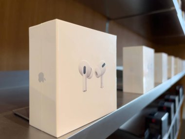 Apple SE 3 akıllı telefon, iPad Air 5 tableti, Mac Studio M1 Ultra ve yeni Stüdyo Ekranı satış açılışı sırasında
