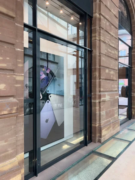 Apple SE 3 smartphone, iPad Air 5 tablet, Mac Studio M1 Ultra, en nieuwe Studio Display tijdens de verkoop lancering — Stockfoto