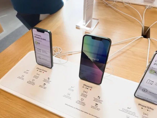 Apple SE 3 smartphone, iPad Air 5 tableta, Mac Studio M1 Ultra, y la nueva pantalla de estudio durante el lanzamiento de las ventas —  Fotos de Stock