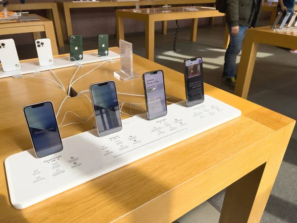Смартфон Apple SE 3, планшет iPad Air 5, Mac Studio M1 Ultra і нова студія Display під час запуску продажів. — стокове фото