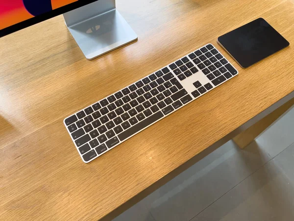 Nuevo teclado mágico con Touch ID y barra táctil durante el lanzamiento de las ventas en la tienda insignia de Apple Inc. — Foto de Stock