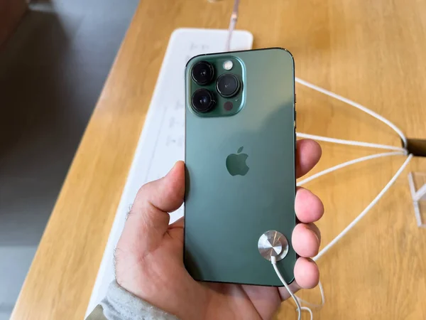 Apple SE 3 smartphone, iPad Air 5 tableta, Mac Studio M1 Ultra, y la nueva pantalla de estudio durante el lanzamiento de las ventas —  Fotos de Stock