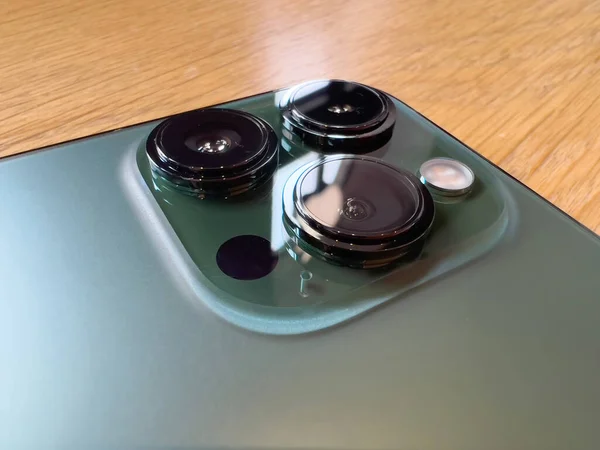 Обсяг нового, складного альпійського зеленого iPhone 13 Pro — стокове фото